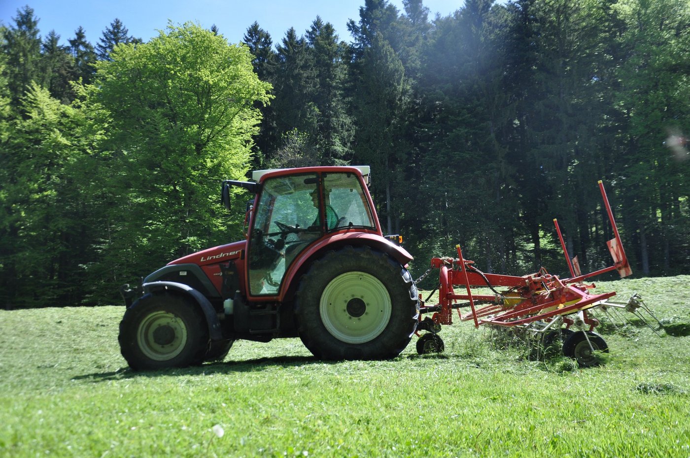 Der Anhänger geriet über eine Böschungskante ins Rutschen und zog schliesslich auch das Zugfahrzeug mit. (Symbolbild BauZ)