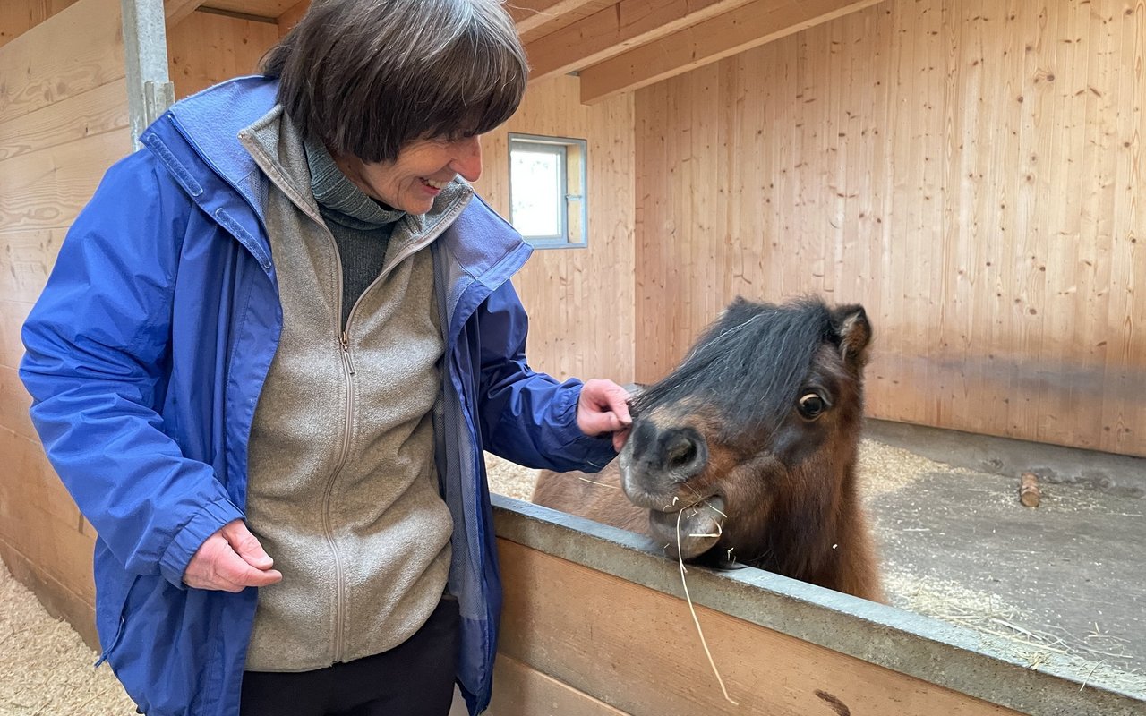 Liebevoll begrüsst das kleine Pony "Angel" die Leiterin des Ethikhofes, Christine Rüedi.