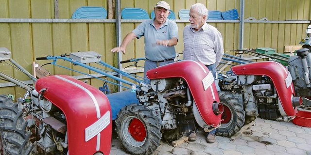 Georg Jäggin alias Grunder Schorsch (links) und Walter Grunder, Sohn von August Grunder, fachsimpeln über «biologische» Bodenfräsen. (Bild Benildis Bentolila)
