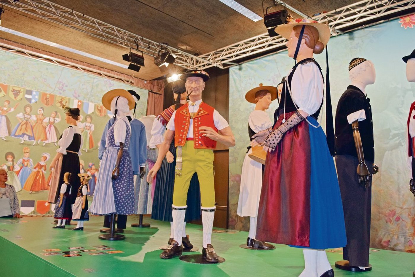 In der Schweiz gibt es über 1000 Trachtenkleider. Eine kleine Auswahl ist an der Olma-Sonderschau ausgestellt. (Bild sgi)
