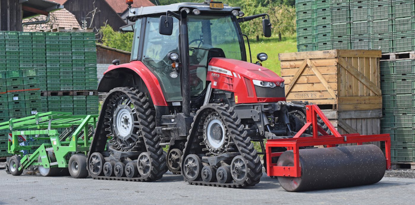 Der Raupentraktor ist auf dem Betrieb fürs Säen und Pflanzen im Einsatz. 