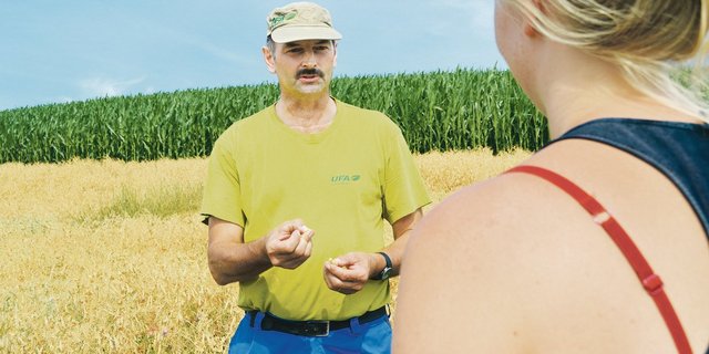 Mit einem konstruktiven Gespräch können Bauern in ihrer Rolle als Botschafter für die Landwirtschaft Aufklärungsarbeit bei der Bevölkerung leisten.  (Symbolbild drt)
