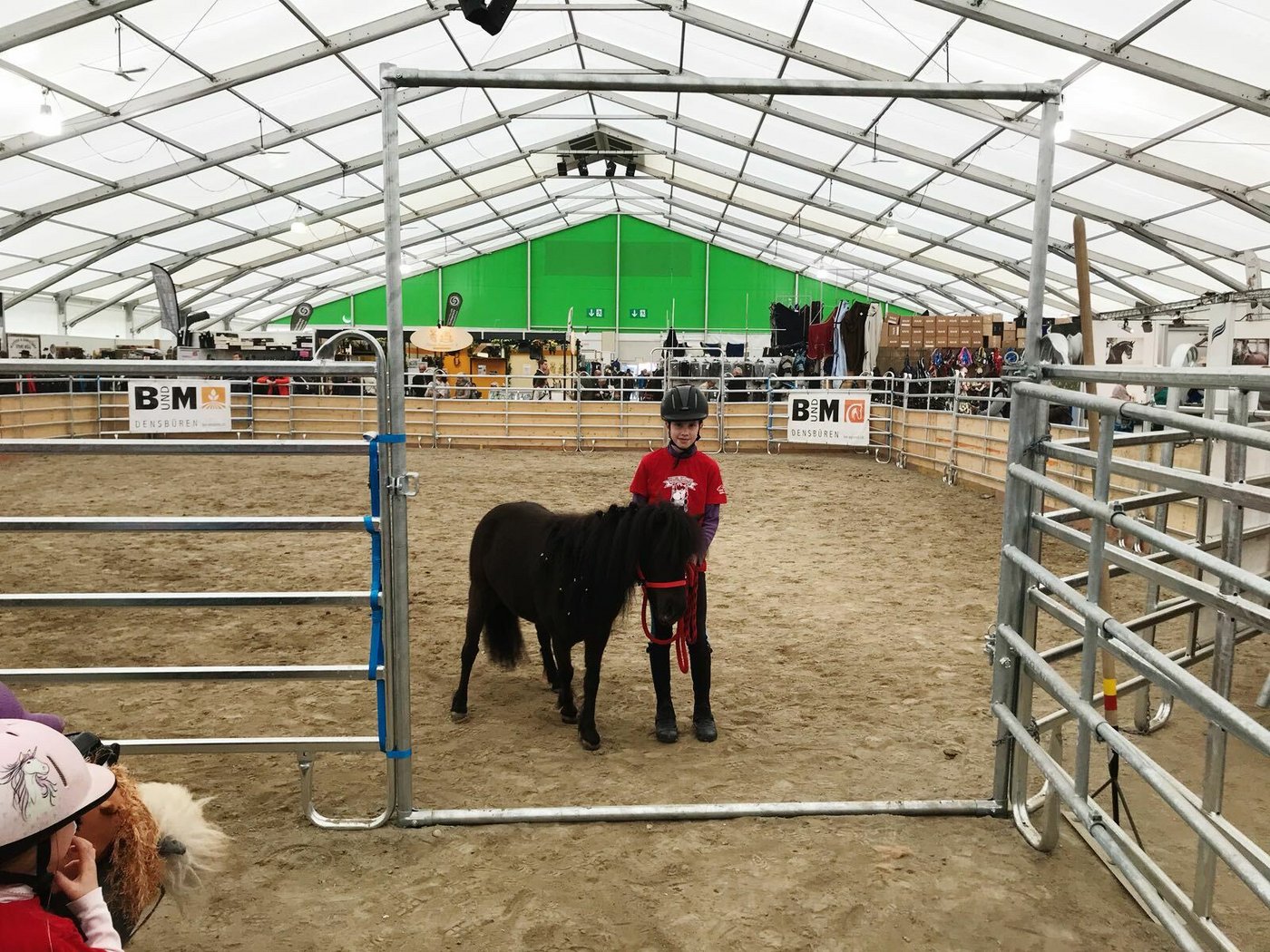 Kleine Reiterin vor ihrem Auftritt an der „Pferd18“.