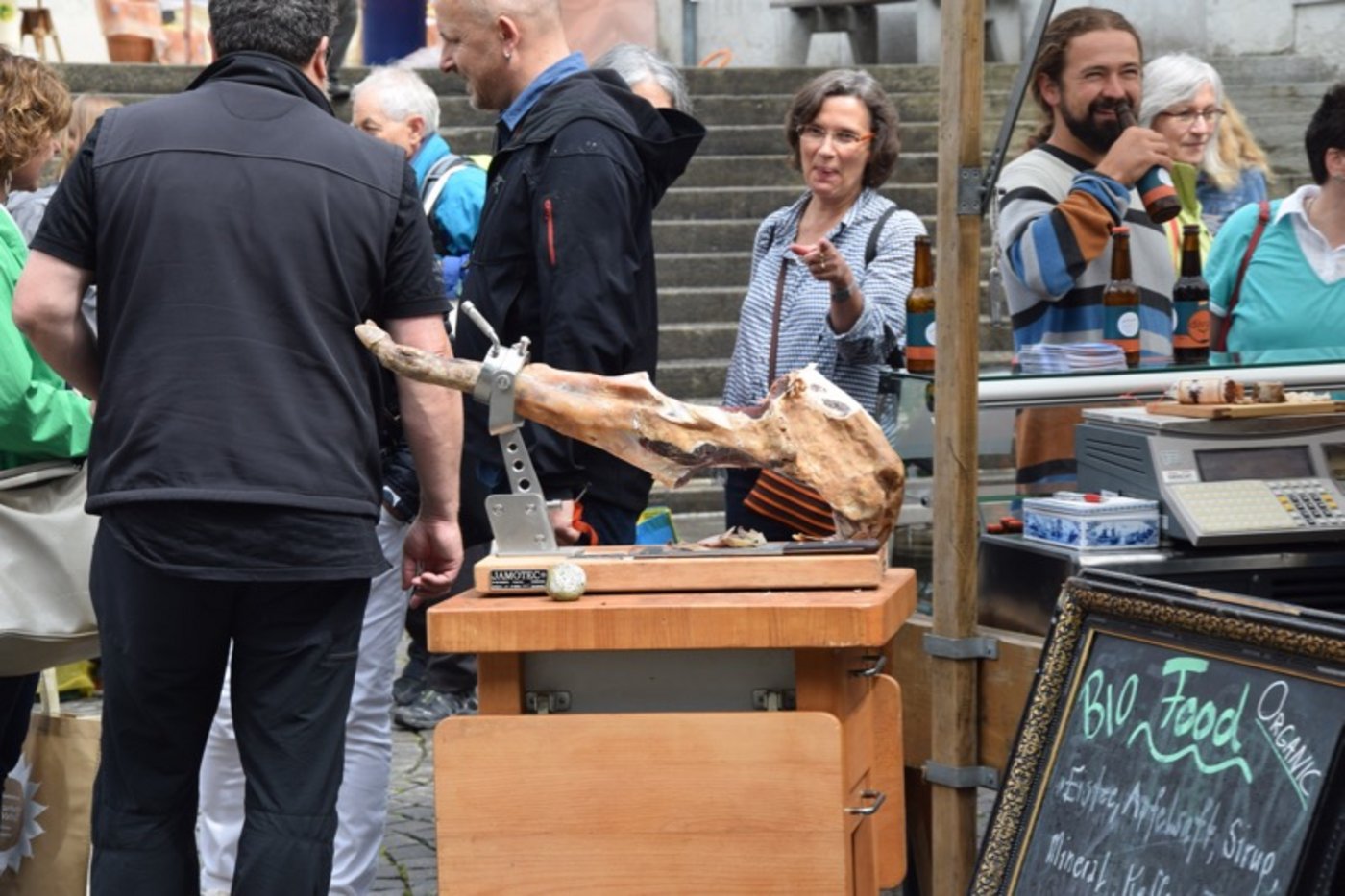 Eye-Catcher: Der Schweinestotzen, von welchem nach und nach abgeschnitten wird, zieht viele Blicke auf sich. (Bild jba)