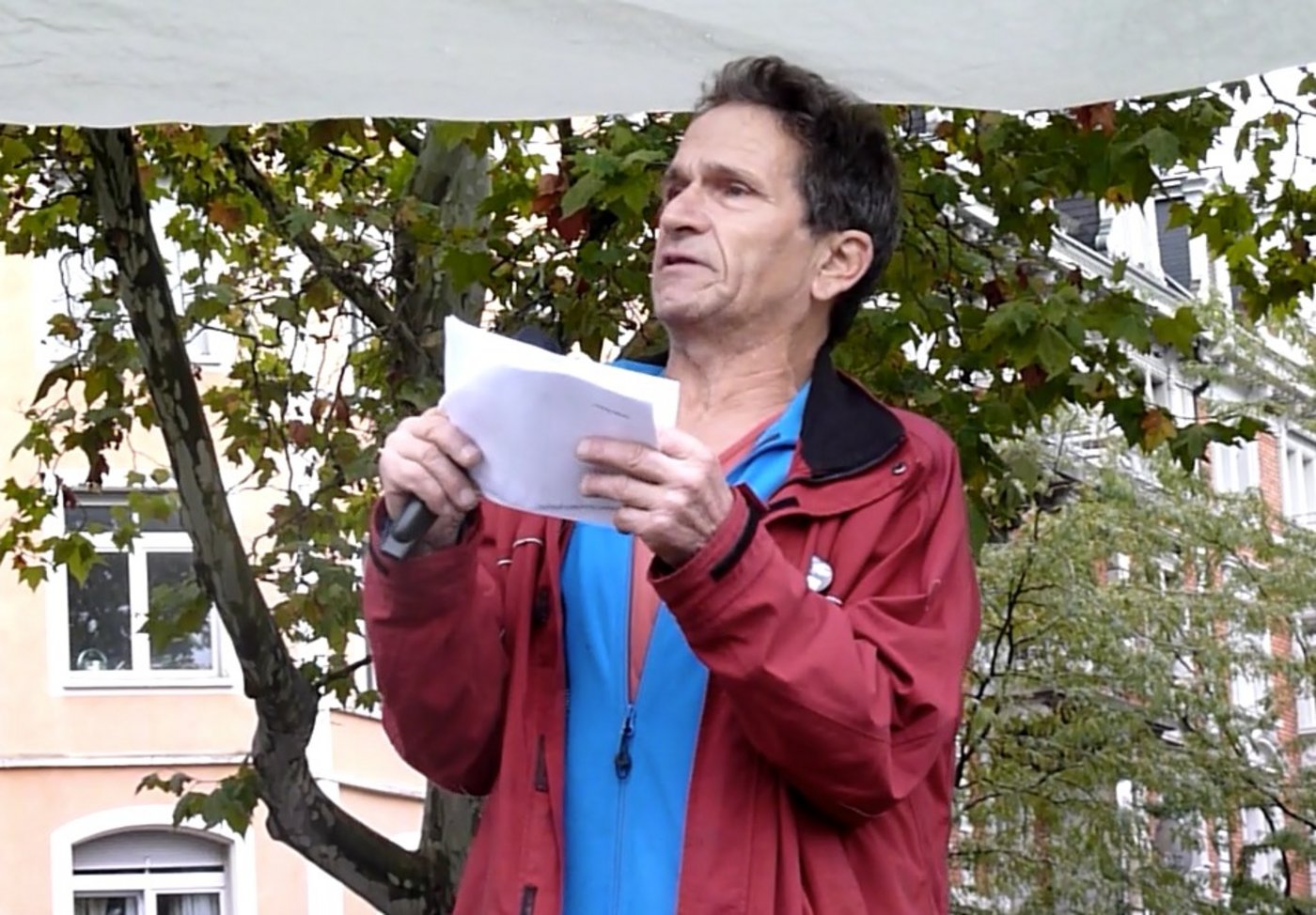 Biobauer Samuel Spahn kritisierte die Haltung des Bauernverbands, der beschönige, abwiegle und auf Floskeln ausweiche, statt Probleme anzuerkennen. (Bild jsc)