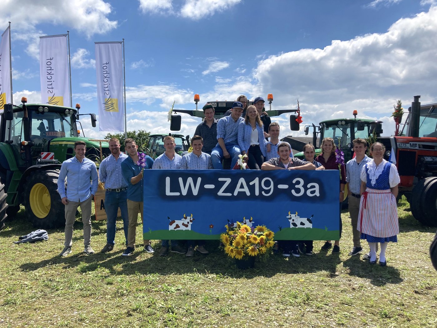 Klasse 3a: Ihre Ausbildung als Landwirt/in EFZ haben sie in Zweitausbildung absolviert. Links auf dem Bild Klassenlehrer Manuel Peter.
