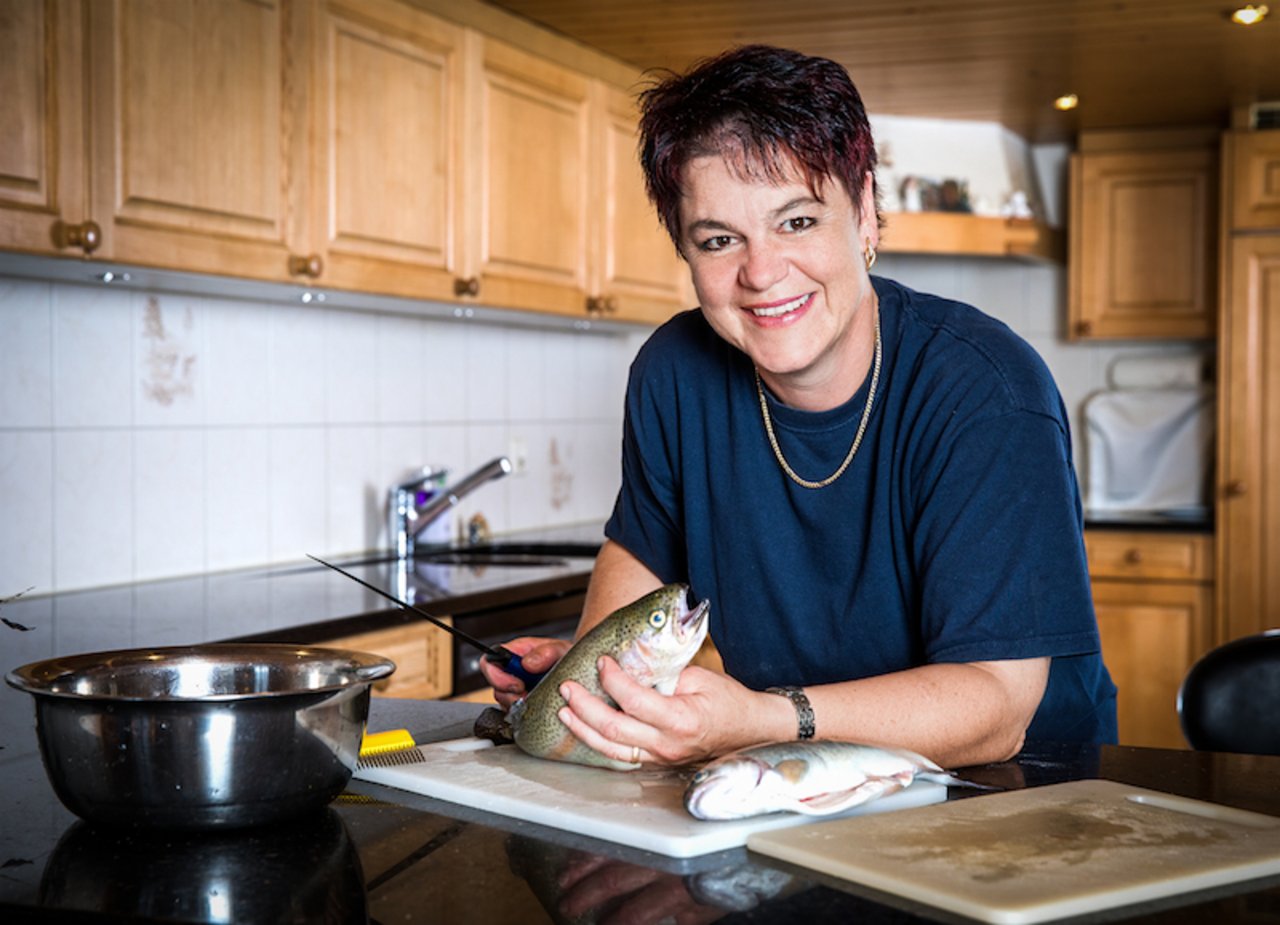 Anita Mosimann hat einen eigenen Forellenteich. Das also ein Fisch auf den Teller kommt, ist beinahe ein Muss. (Bilder SRF/Ueli Christoffel)