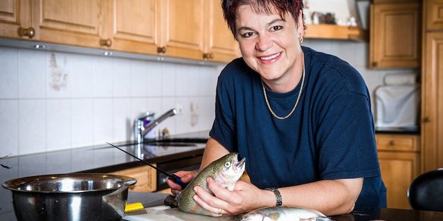 Anita Mosimann hat einen eigenen Forellenteich. Das also ein Fisch auf den Teller kommt, ist beinahe ein Muss.	(Bilder SRF/Ueli Christoffel)
