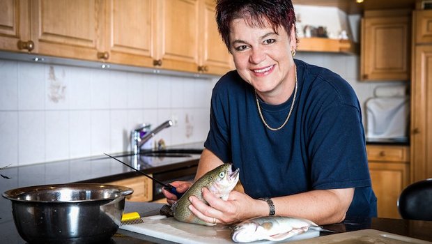 Landfrauenküche 2018: Kandidatin Anita Mosimann Anita Mosimann hat einen eigenen Forellenteich. Das also ein Fisch auf den Teller kommt, ist beinahe ein Muss. (Bilder SRF/Ueli Christoffel)