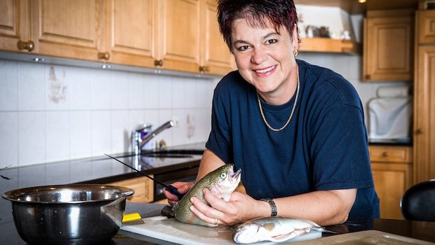 Anita Mosimann hat einen eigenen Forellenteich. Das also ein Fisch auf den Teller kommt, ist beinahe ein Muss. (Bilder SRF/Ueli Christoffel)