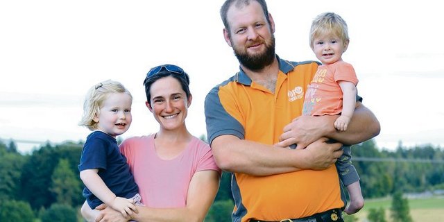 Vanessa und Niklaus Jenni mit ihren Töchtern Sara und Olivia. Das Powerpaar macht auf dem Betrieb, was es gut kann und was ihnen Freude macht – und das ist so Einiges.(Bilder Sacha Jacqueroud)