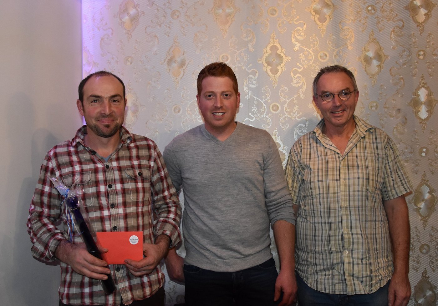 Der neue Präsident Urs Buholzer, flankiert von Walter Windlin (links) und dem neuen Vorstandsmitglied Erwin Kathriner. (Bild rb)