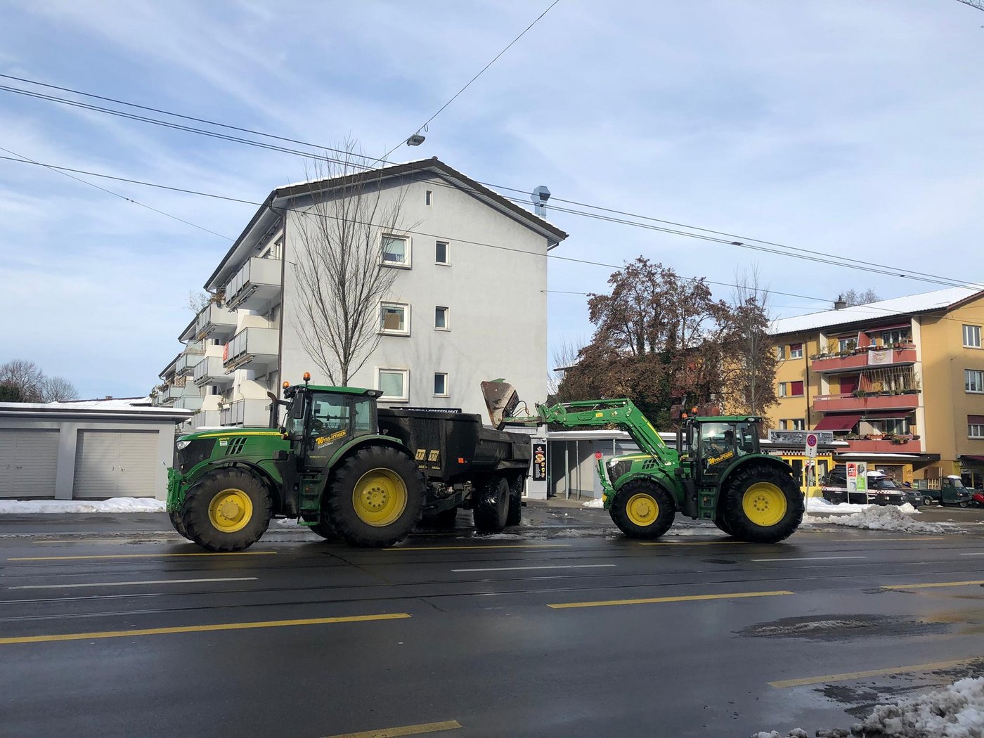 Kipplader und Anhänger in Aktion. Ein ungewohntes Bild mitten in der Stadt Zürich. 