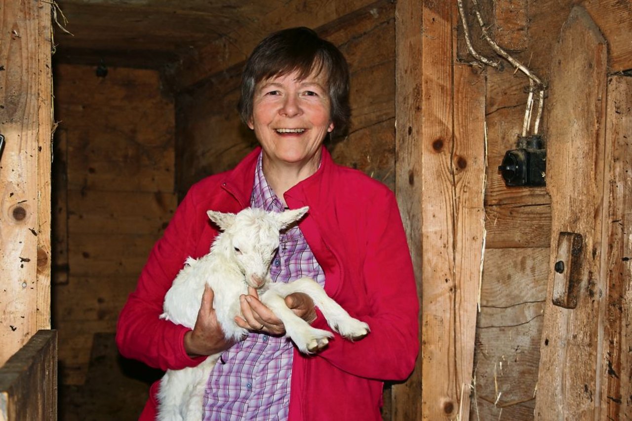 Paula Räss lebt mit ihrer Familie im Appenzellerland. Auf dem Hof, den einer ihrer vier Söhne übernommen hat, ist sie unter anderem für die «Gitzi» zuständig. (Bild: Vreni Peterer)