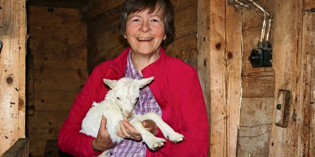 Paula Räss lebt mit ihrer Familie im Appenzellerland. Auf dem Hof, den einer ihrer vier Söhne übernommen hat, ist sie unter anderem für die «Gitzi» zuständig. (Bild: Vreni Peterer)