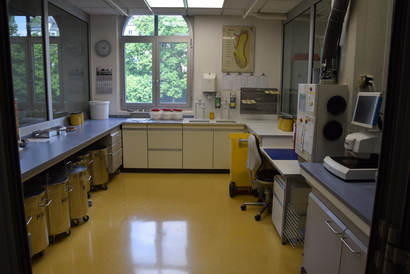 Im Labor wird das Endprodukt geprüft. (Bild Katrin Erfurt)