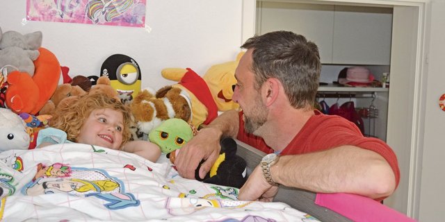 Oft übernehmen Männer gerne das Baden und zu Bett bringen der Kinder. Die Hauptverantwortung der Kinderbetreuung liegt aber in den meisten Fällen klar bei der Mutter. (Bild Stefanie Giger)