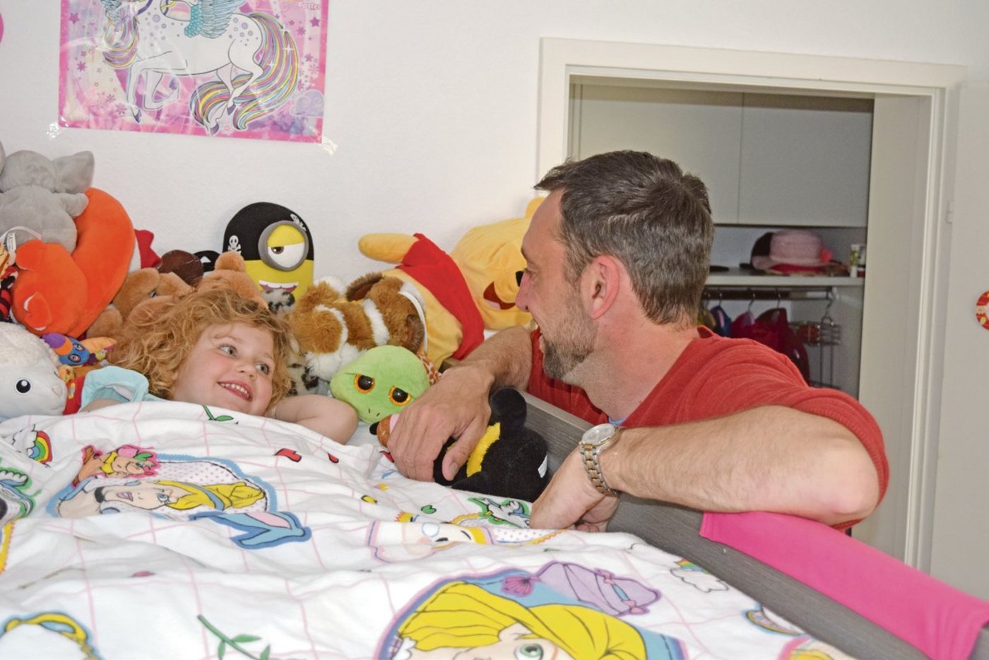 Oft übernehmen Männer gerne das Baden und zu Bett bringen der Kinder. Die Hauptverantwortung der Kinderbetreuung liegt aber in den meisten Fällen klar bei der Mutter. (Bild Stefanie Giger)