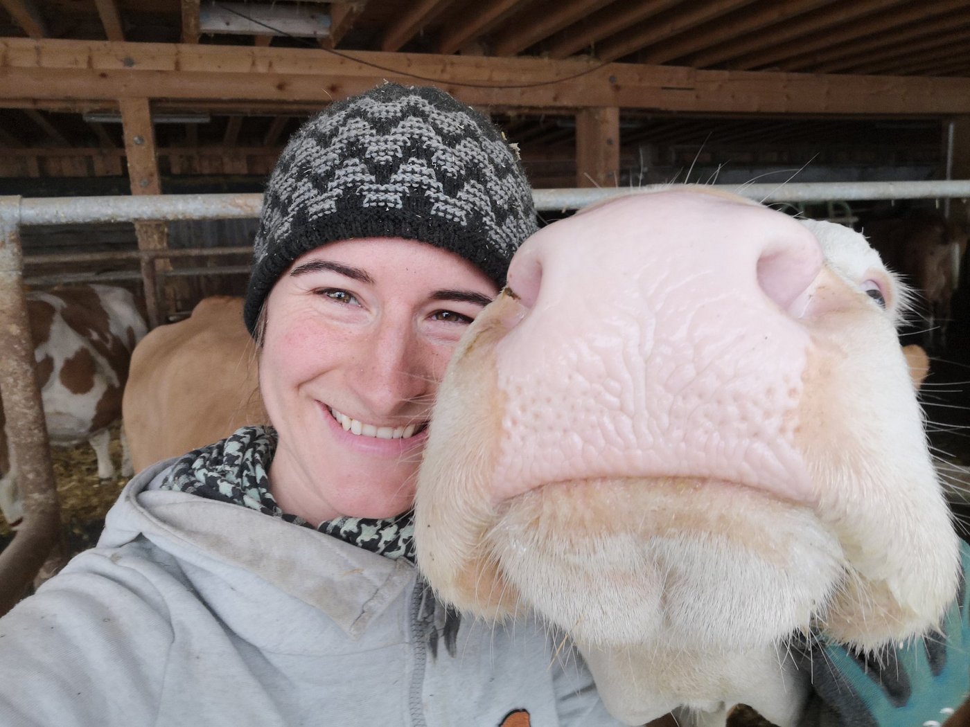 Rebecca Heri mit ihrer Lieblingskuh Galina. Die Baselbieterin befindet sich im 3. Lehrjahr. (Bild zVg)