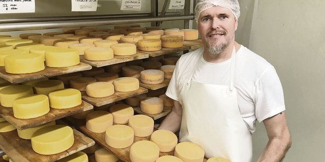 Im Käsekeller lagern die Mutschli und Raclettekäse. Es sei jeweils ein schöner Moment, wenn die Kunden ihren Käse abholen, sagt Christoph Lohner.