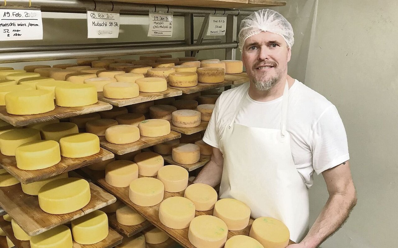 Im Käsekeller lagern die Mutschli und Raclettekäse. Es sei jeweils ein schöner Moment, wenn die Kunden ihren Käse abholen, sagt Christoph Lohner.