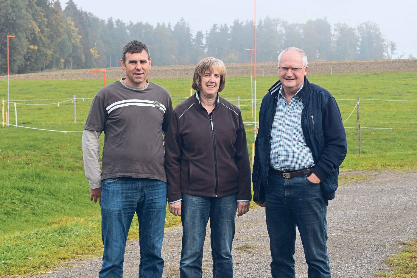 Ueli und Marlen Vetterli mit Karl-Heinz Restle (rechts), Chef der Renergon AG. Hier soll die Minibiogasanlage gebaut werden. (Bild Stefanie Giger)