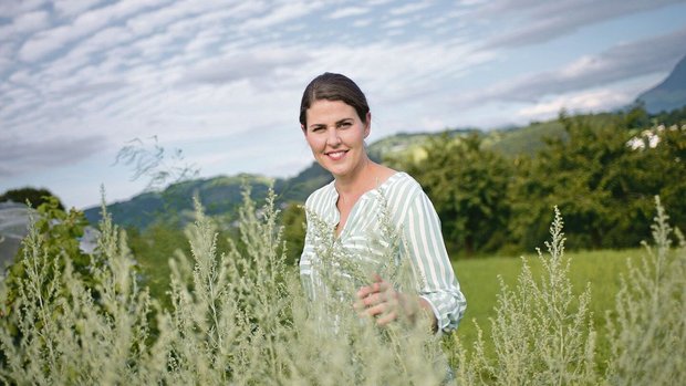 Kräuter sind ihre Le Kräuter sind ihre Leidenschaf und das Herstellen von Teemischungen ist Wellness für Helena Lisibach. Aktuell bildet sie sich zur Phytotherapeutin weiter.