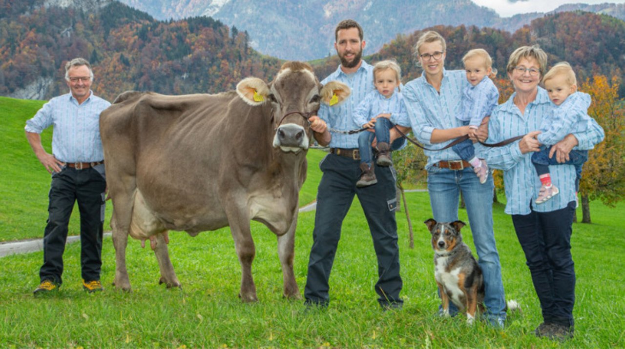 Familie Odermatt aus Ennetmoos NW mit der 100‘000er Kuh ELFE CH 120.0470.7932.5 haben mit der Herde die harten Bedingungen für den Bio-Bruna-Award erfüllt.