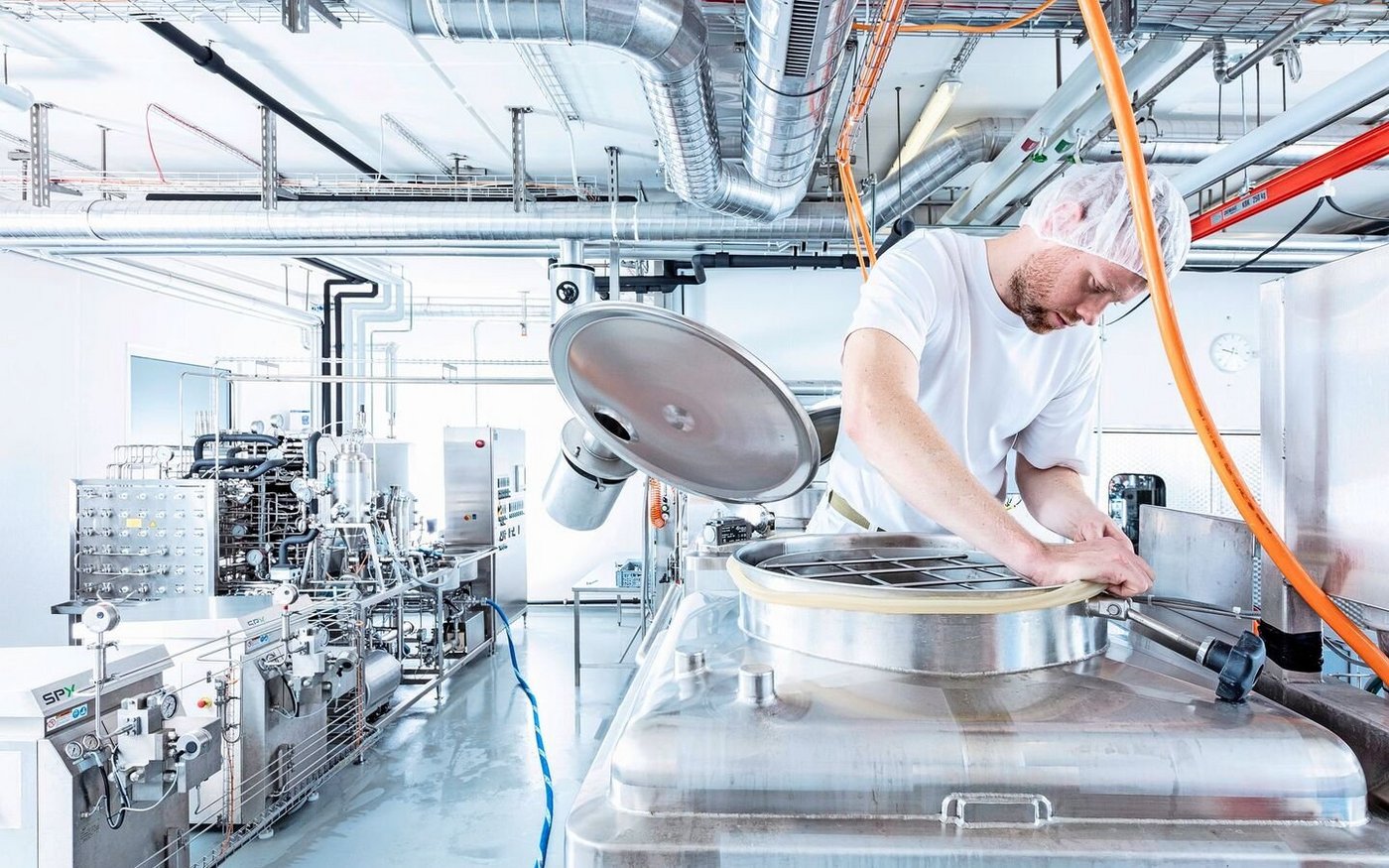 Produktion in Emmen: Wenn die Milchproduzenten unzufrieden sind, hätten alle verloren, sagt Milcheinkäufer Reto Hübscher.