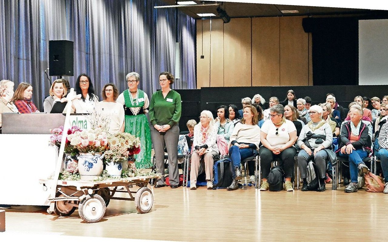 Vor zahlreichem Publikum verdankt Agnes Schneider Wermelinger (ganz links) die Arbeit der Frauen (stehend), welche den Tag der Bäuerin an der Olma organisieren. 