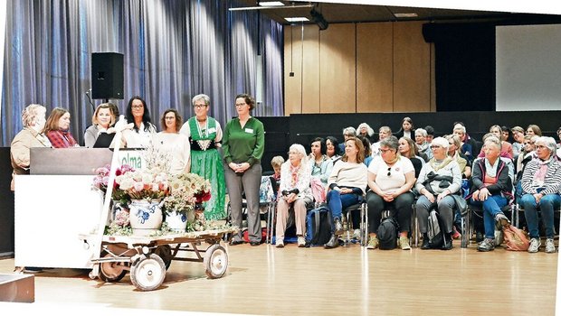 Vor zahlreichem Publ Vor zahlreichem Publikum verdankt Agnes Schneider Wermelinger (ganz links) die Arbeit der Frauen (stehend), welche den Tag der Bäuerin an der Olma organisieren.