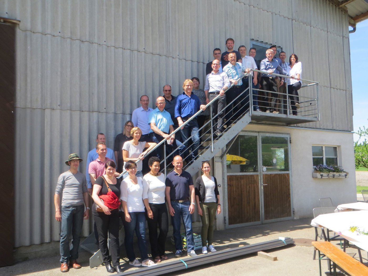 Einsatzwillige Mitarbeitende der SBV-Geschäftsstelle beim Scheunenaufgang des "Föhrenhof" von Gastgeber Kobi Lütolf (unten, 2. von rechts). (Bild Alois Hodel)