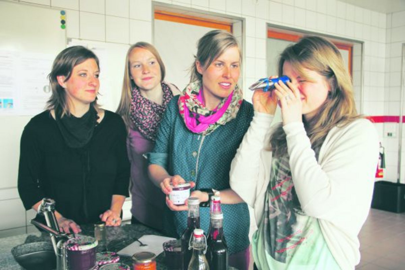 Teilnehmerinnen des Moduls Direktvermarktung prüfen mit dem Refraktometer den Zuckergehalt ihrer Produkte. (Bild BBZN Sursee)