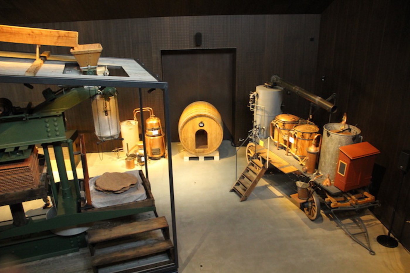 Eine Packpresse aus den 30erjahren, ein Märlifass und eine alte Schnapsbrennerei.