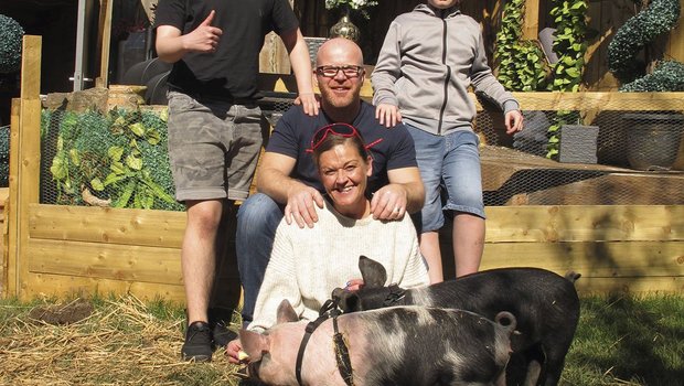 Werden Sie die Schweine essen oder nicht? Eine von vier Familien die sich der Challenge in der Realityshow «Meat the Family» stellt. (Bild Red Arrow Studios International)