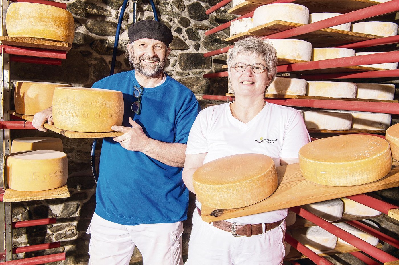 Alles läuft rund: Martin «Floh» Bienerth und Maria Meyer im Käsekeller der Sennerei Andeer.(Bild Philipp Baer)