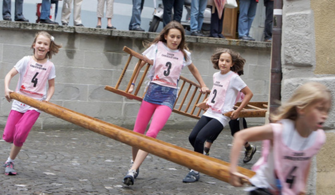 Zum Chriesisturm gehört auch das Leiternrennen. (Bild Zug Tourismus)