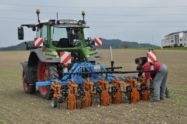 Bei der Swiss Future Farm laufen verschiedene Projekte zur mechanischen Unkrautbekämpfung. Das Bild zeigt die ersten Versuche mit GPS-gesteuertem Hackgerät im Jahr 2018. (Bild BauZ)
