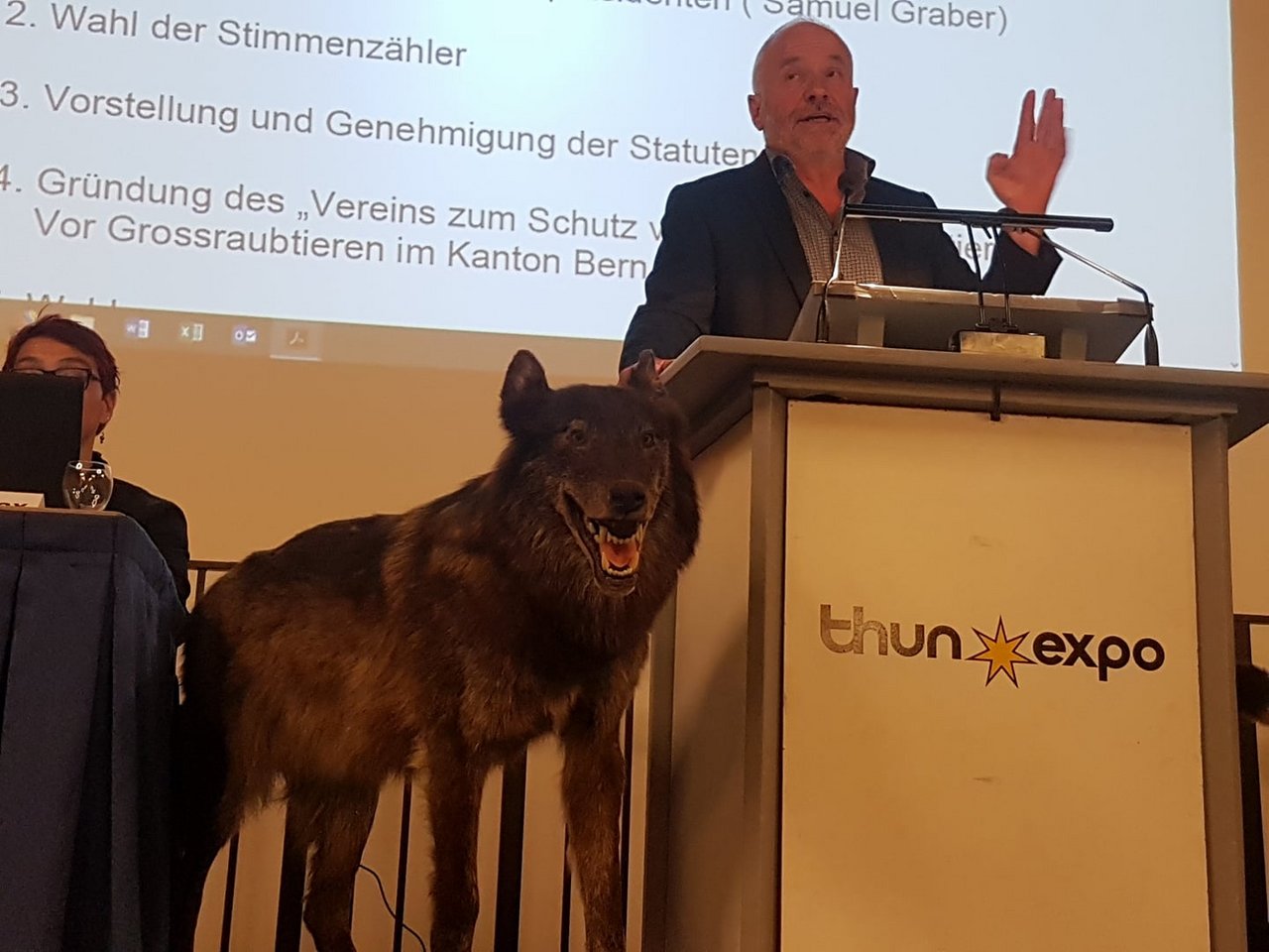 In Thun begrüsste Tagespräsident Samuel Graber einen Saal voller Wolfsgegner. (Bild dj)