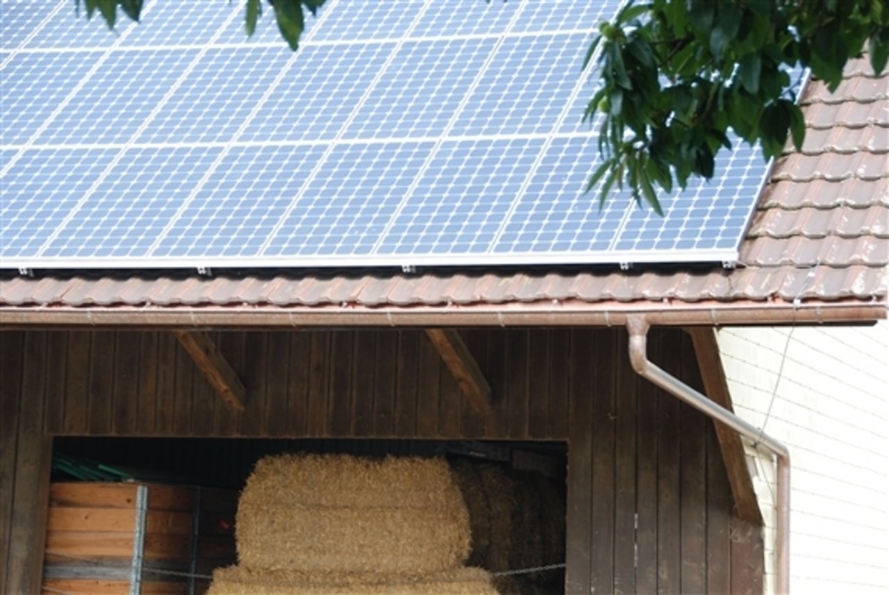 Solaranlage auf einem Scheunendach. (Bild BauZ)