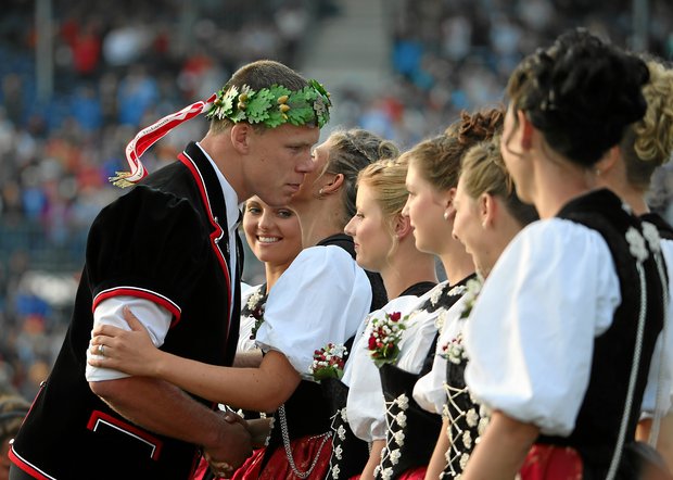 Dass Wenger Kilian in Aarberg gewonnen hat, ist für Barbara Kipfer das Sahnehäubchen ihres Schwingfestbesuchs. (Symbolbild, Bild Andy Mettler)