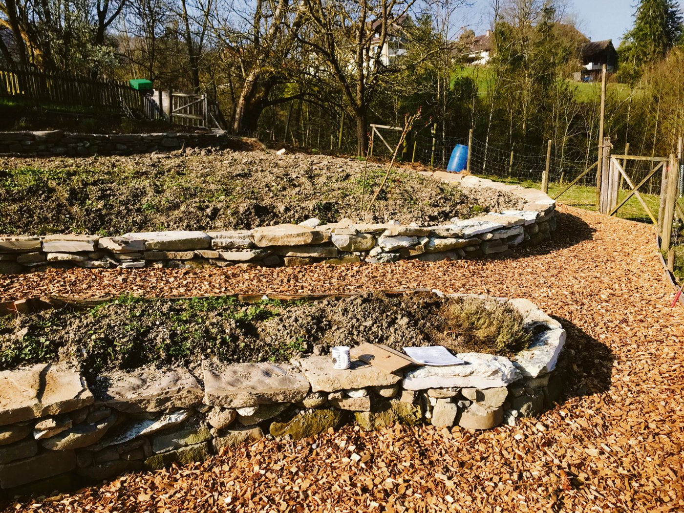 Wo vorher eine unebene, verkrautete Wiese war, ist in den letzten Monaten eine terrassierte Gartenanlage entstanden. Die Trockensteinmauer dient auch als Lebensraum für Kleintiere.(Bilder Alexandra Stückelberger)