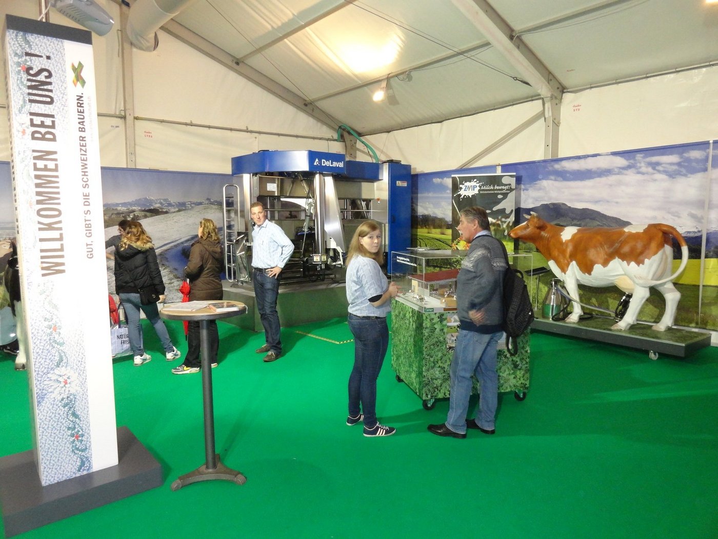 Moderne, produzierende Landwirtschaft wird an der Zuger Messe präsentiert. Der Stand wird von Schluechthof-Schülern und Bauern betreut, was interessante Gespräche verspricht. (Bild zVg)