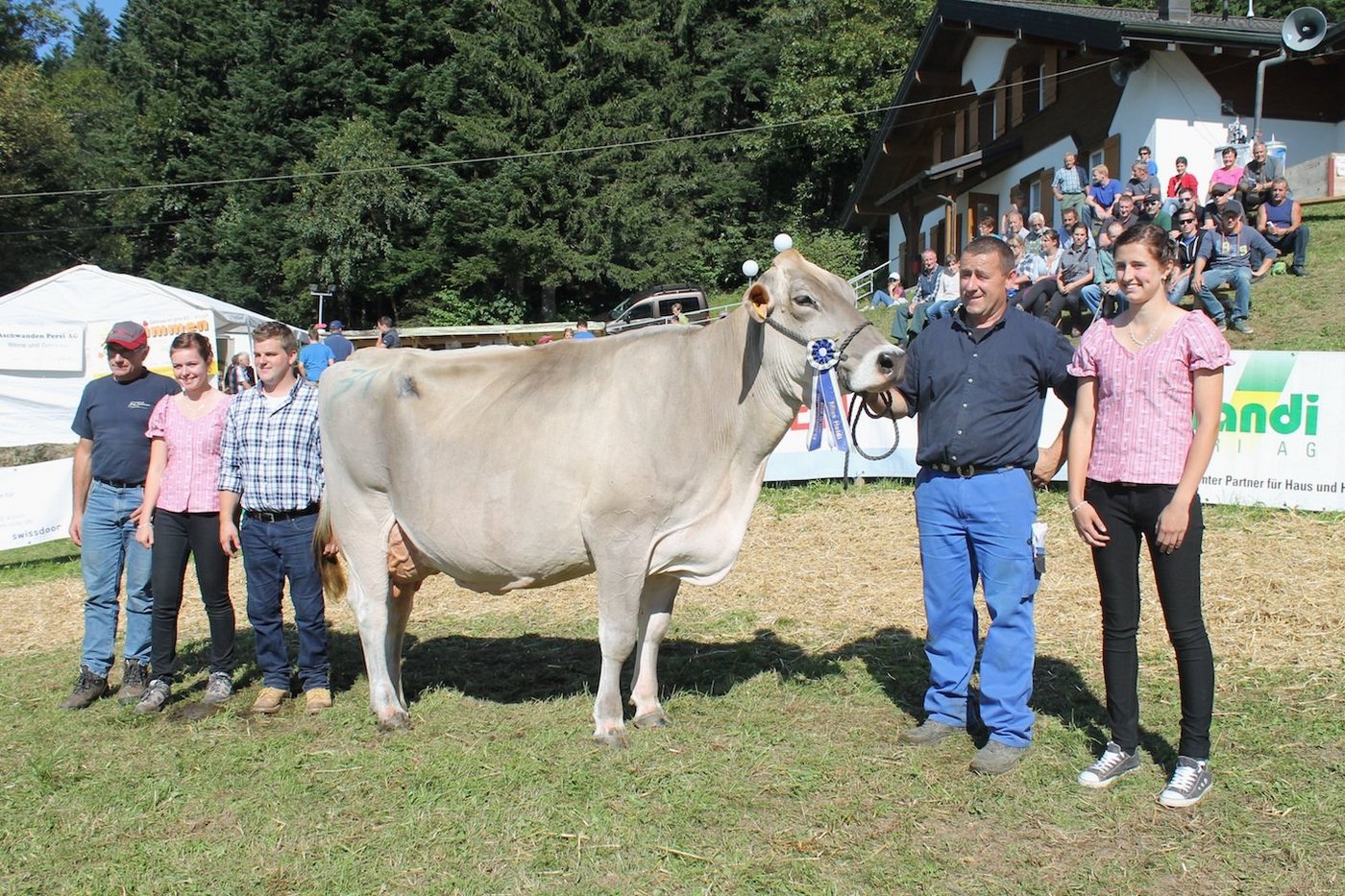 Miss Haldi Eros-ET Elli von Hans-Sepp Gisler mit Sponsor Mike Mike Gisler (links), Enrico Bachmann (Juror) und Ehrendamen. (Bilder Robi Kuster)