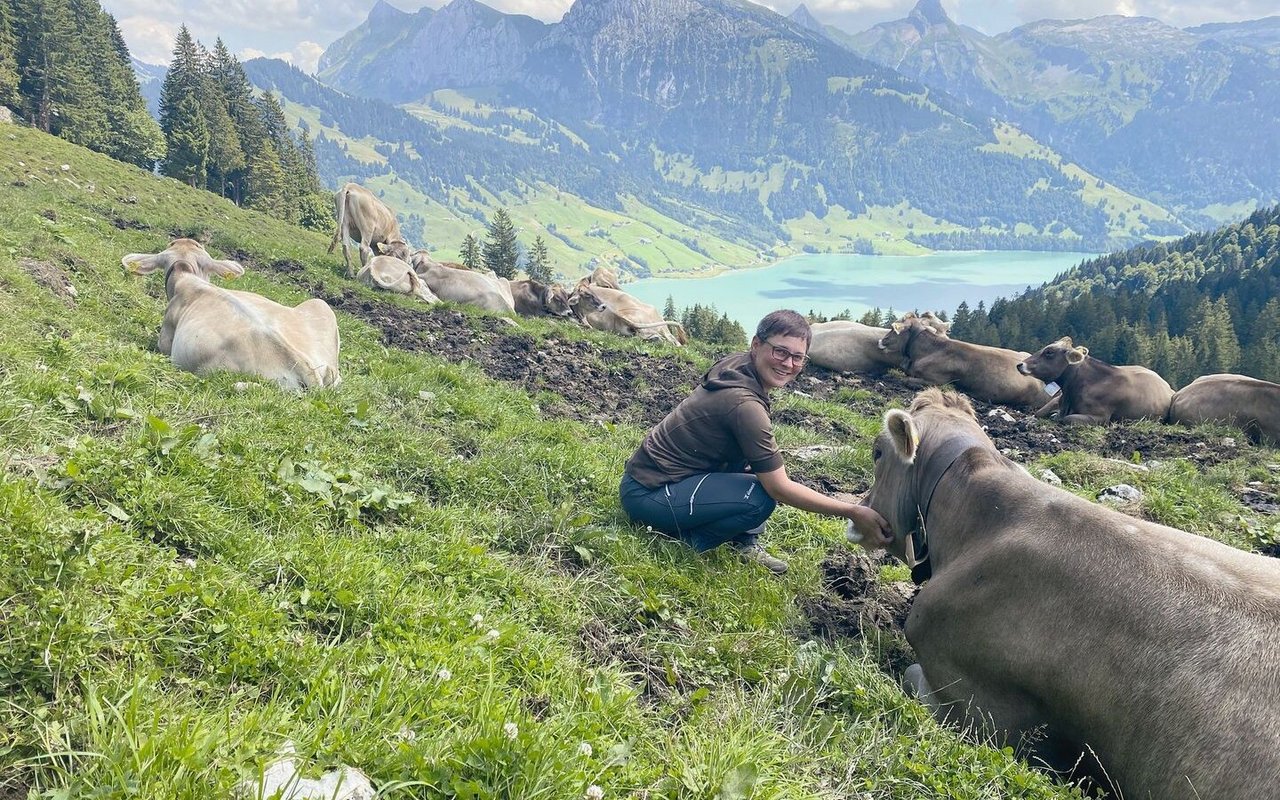 Corina Blöchlinger arbeitet und lebt diesen Sommer mit ihrer Familie auf der Alp Bärlaui. Seit Frühling ist die Agronomin zudem im Vorstand des SBLV.