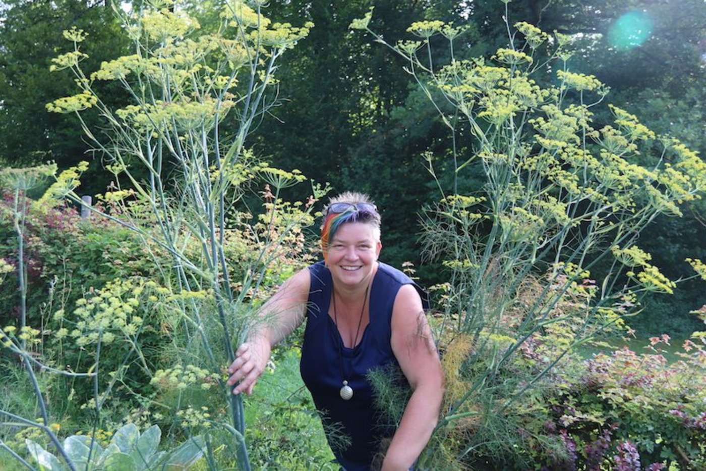 Jacqueline Müller tritt durch ihren «Fenchelvorhang» in den wilden Garten wie auf eine Theaterbühne. Sie liebt Gartendüfte. (Bilder Benildis Bentolila)