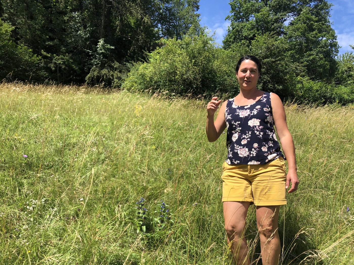 Andrea Schmidlin-Meury steht mitten in ihrer preisgekrönten Naturwiese. Die Baselländerin freut sich über die grosse Biodiversität, die sich hier findet. (Bild lja)