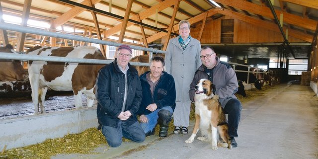 Sie zogen bei der Realisierung des Neubaus  an einem Strick (v. r. n. l): Doris und Markus Marti, Ueli Spring und der Stallbauplaner Niklaus Salzmann.(Bilder Peter Fankhauser)