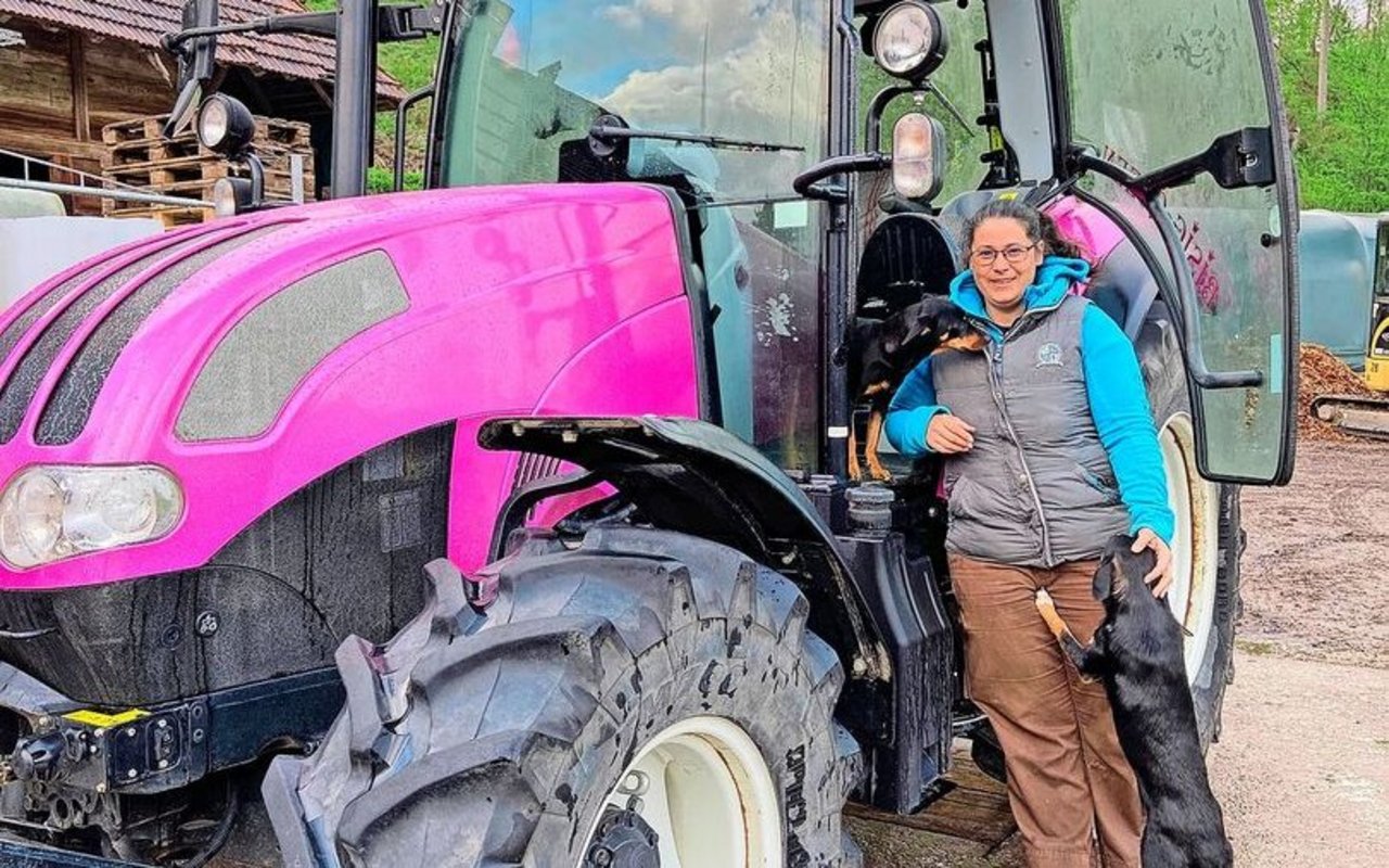 Esther Hürlimann mit ihrem pinken Steyr. Er habe schon Boote und Flugzeuge foliert, aber noch nie einen Traktor, geschweige denn in dieser Farbe, meinte ihr Bekannter beim Auftrag.