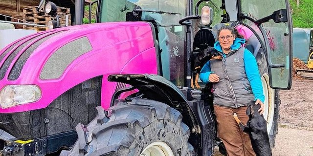 Esther Hürlimann mit ihrem pinken Steyr. Er habe schon Boote und Flugzeuge foliert, aber noch nie einen Traktor, geschweige denn in dieser Farbe, meinte ihr Bekannter beim Auftrag.
